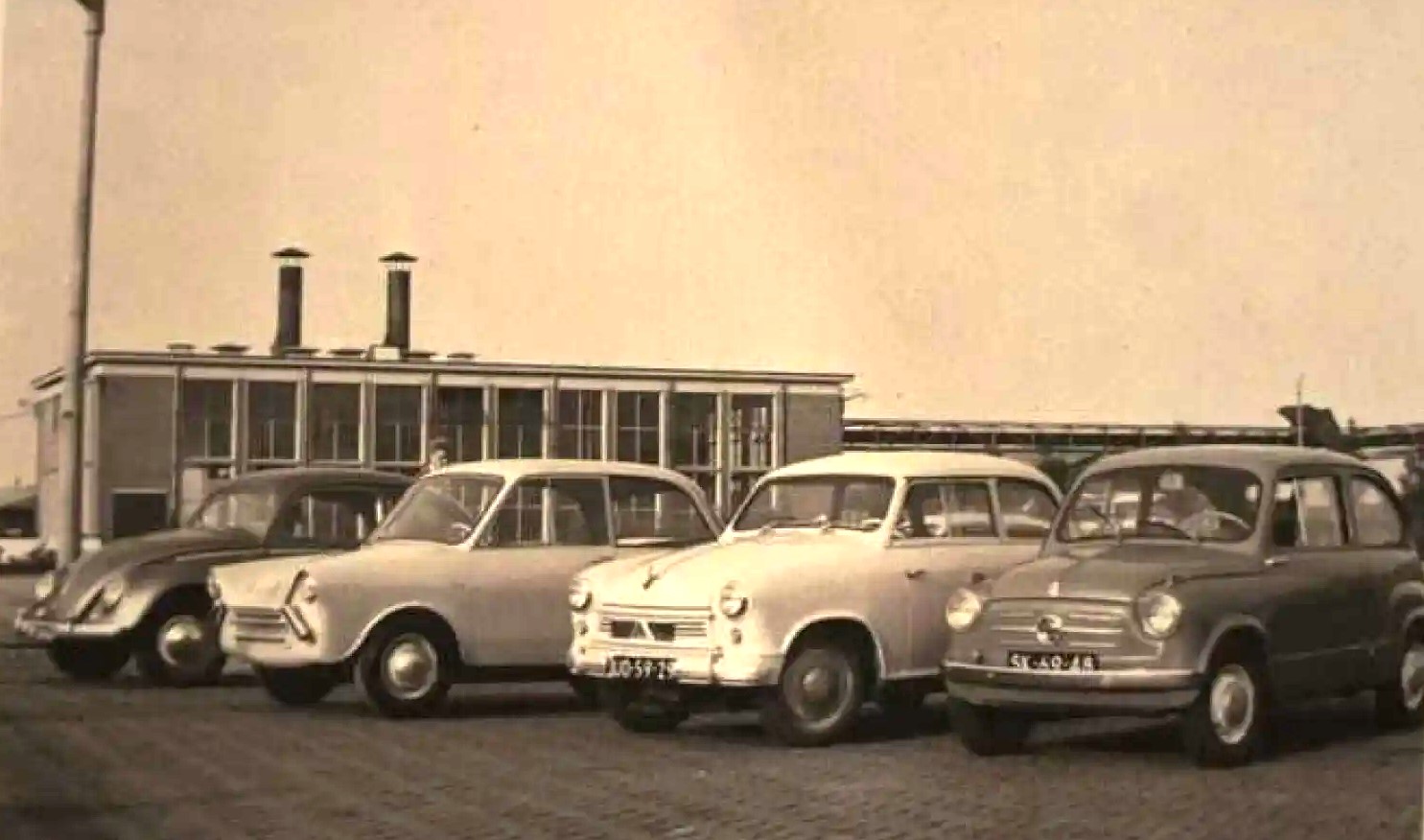 Vroeg Daf 600 prototype naast een VW Kever, Lloyd en Fiat 600 Vroeg Daf 600 prototype naast een VW Kever, Lloyd en Fiat 600